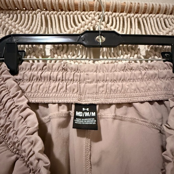 Under Armour Women’s Tan Athletic Shorts Medium  Lightweight Performance Workout - Picture 2 of 3